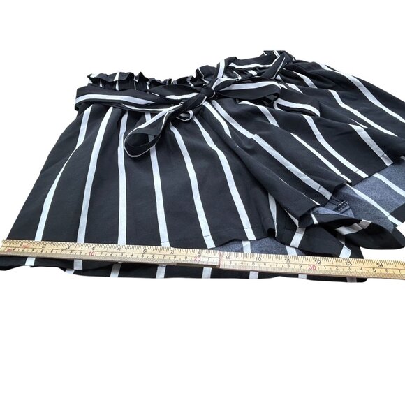 Shein Curve 1XL Black & White Striped High-Waisted Paperbag Shorts - Picture 5 of 6